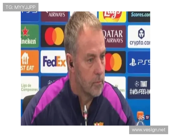 巴萨小将踩弗里克的座位坐回替补席，弗里克来了段死亡凝视